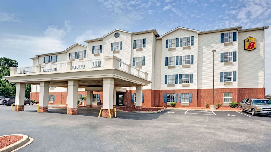 Super 8 by Wyndham Louisville/Expo Center