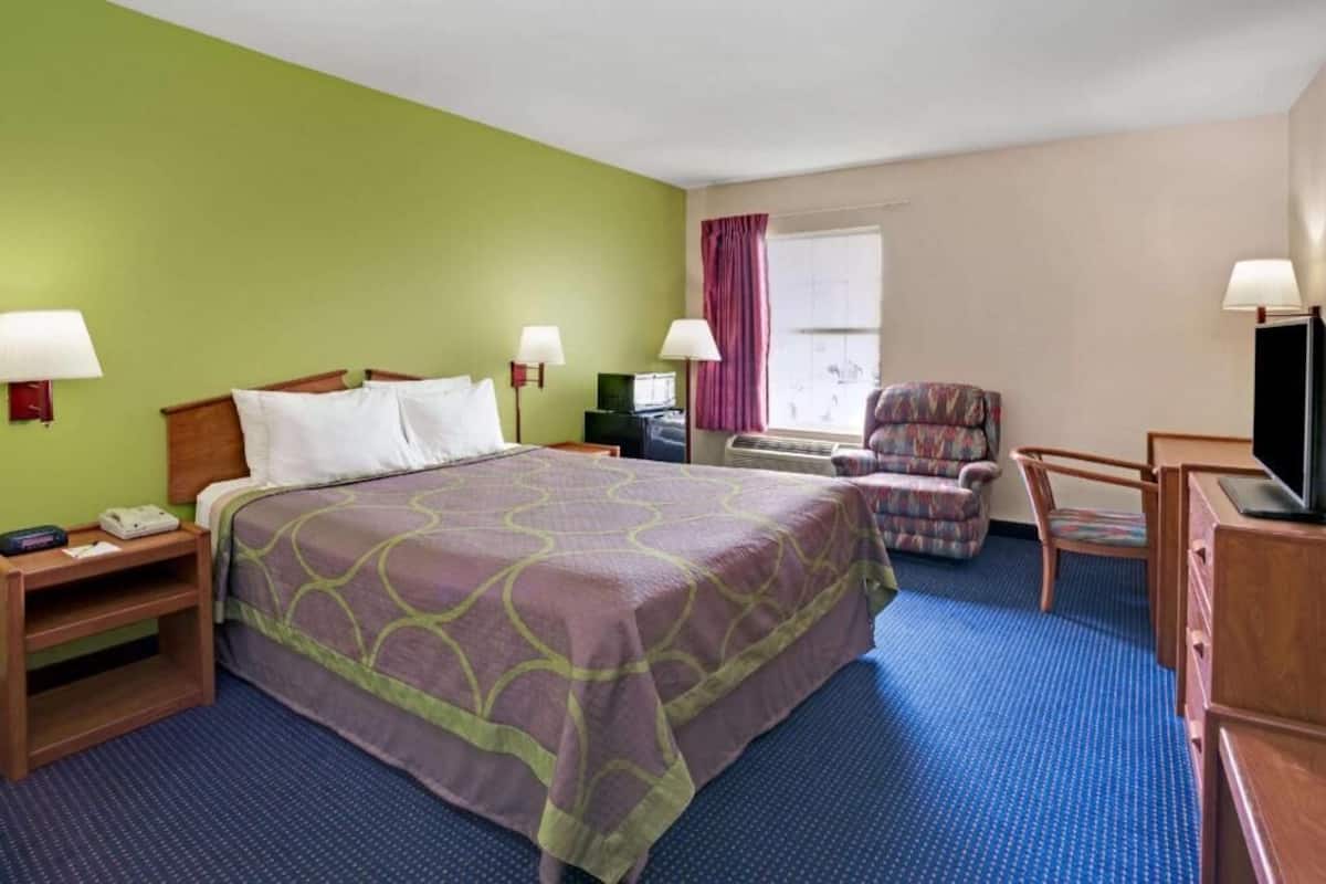 Desk, iron/ironing board, free WiFi, bed sheets