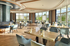 2 restaurants, breakfast, dinner served; international cuisine 