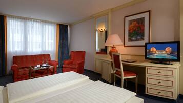 Hypo-allergenic bedding, in-room safe, desk, blackout curtains