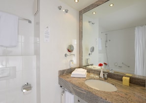 Double Room Monarch | Bathroom | Bathtub, hair dryer, towels, soap
