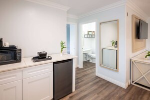 Colchones con pillow-top y caja de seguridad en la habitación 