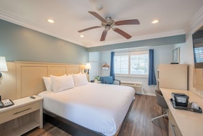 Quarto, 1 cama King, acessível, para não fumantes (Mobility/Hearing, Roll-In Shower) | Camas com colchões pillow-top, cofres nos quartos, escrivaninha