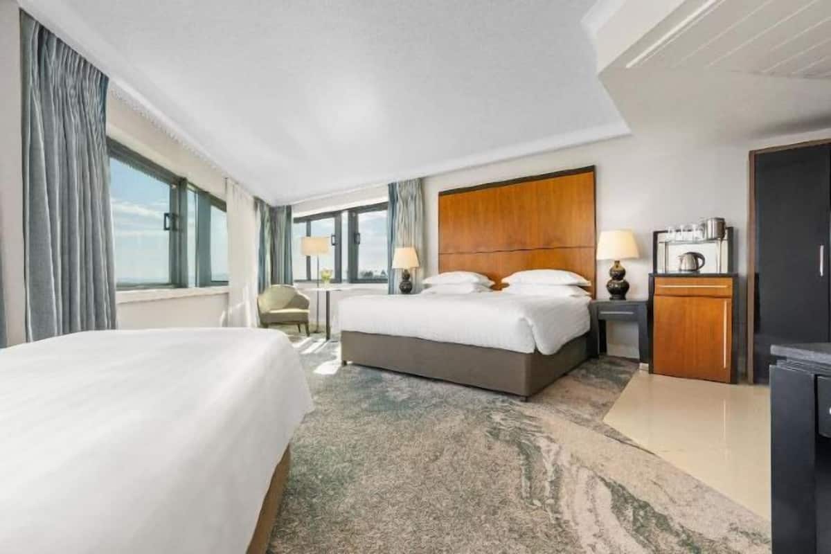 Luxe beddengoed, een kluis op de kamer, een bureau