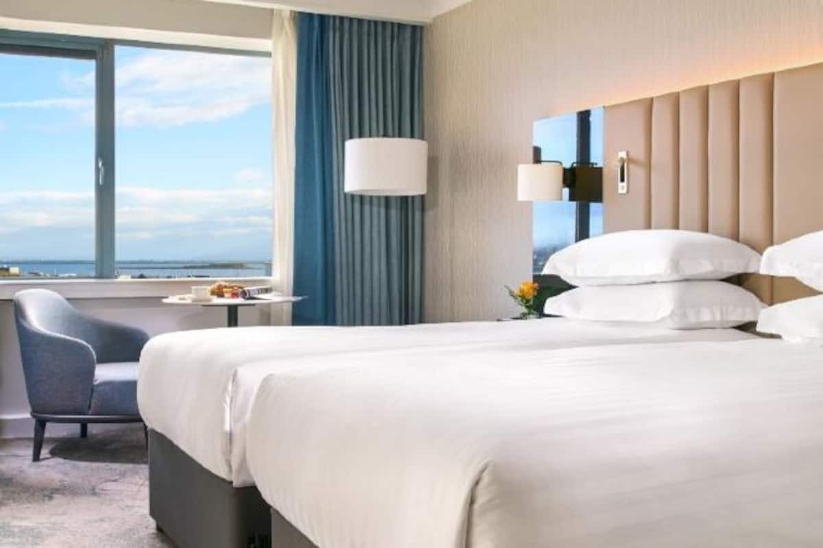 Ropa de cama de alta calidad y caja de seguridad en la habitación