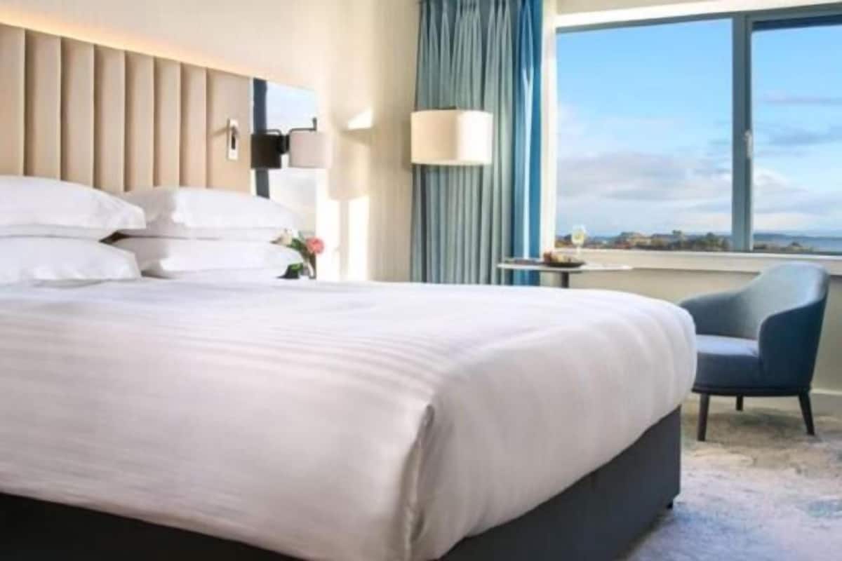 Luxe beddengoed, een kluis op de kamer, een bureau