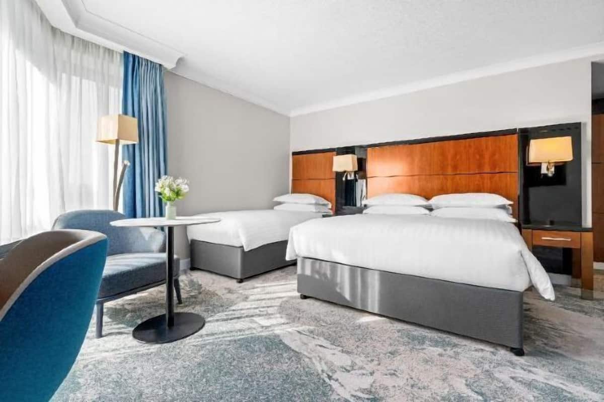 Luxe beddengoed, een kluis op de kamer, een bureau
