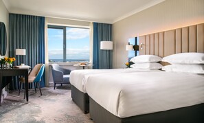 豪華客房 | 高級寢具、客房內保險箱、書桌、遮光布/窗簾