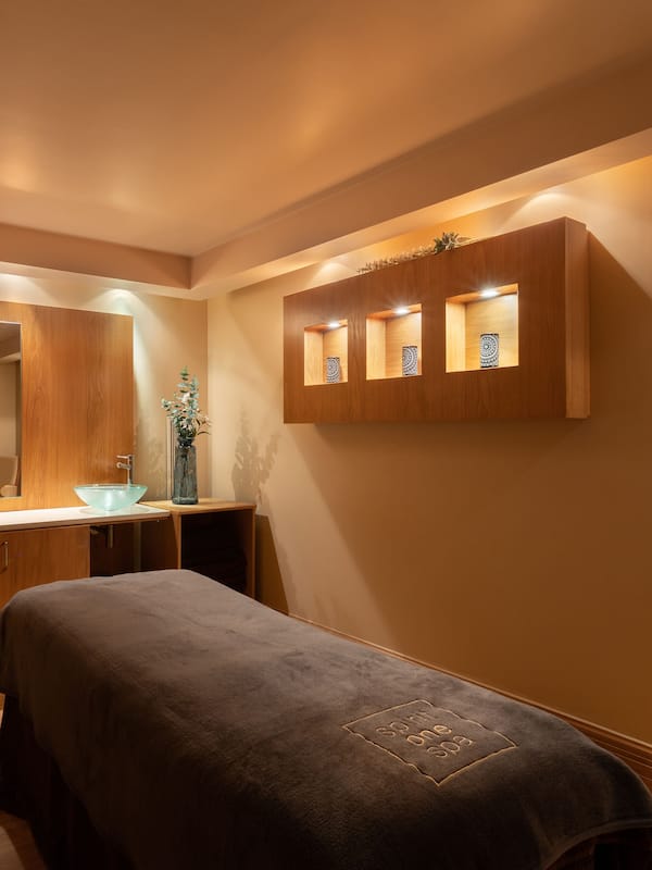 Sauna, tratamientos corporales y masajes con piedras calientes