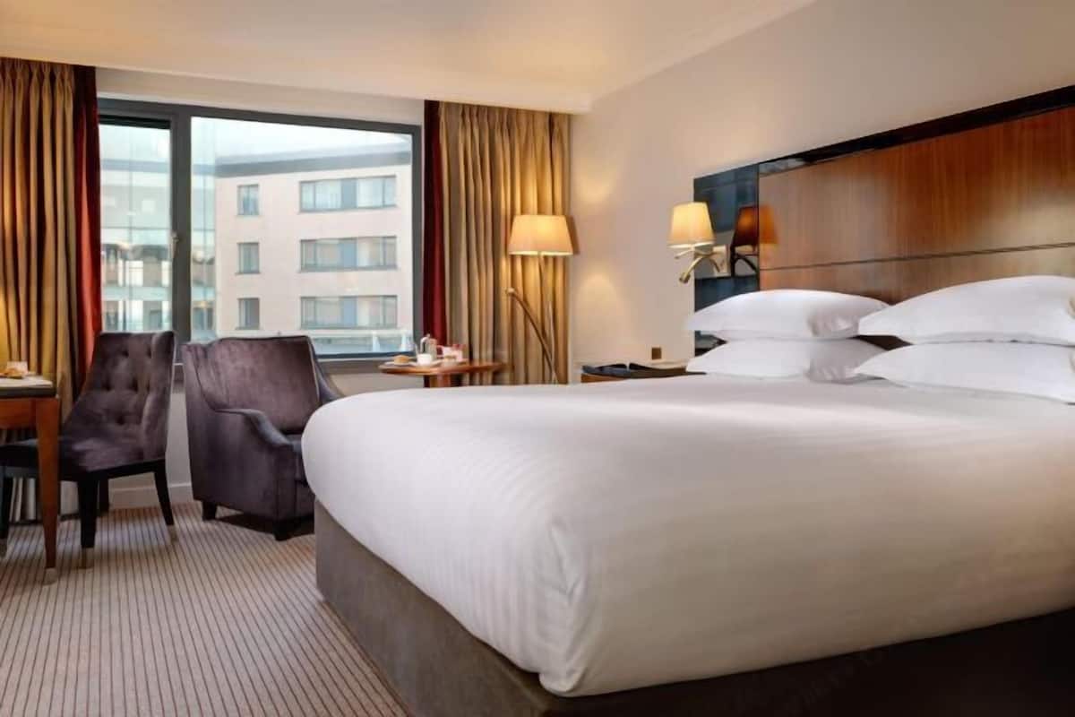 Luxe beddengoed, een kluis op de kamer, een bureau