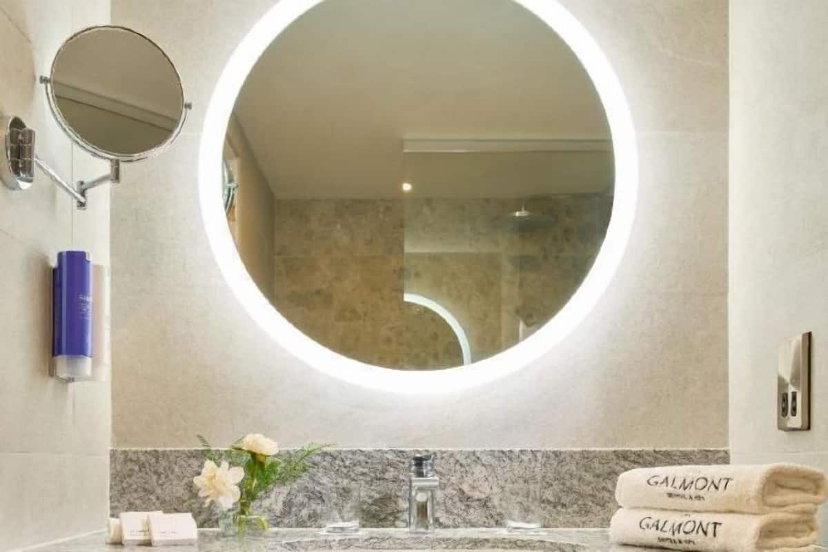 Badkamer | Een bad/douchecombinatie, designer toiletartikelen, een haardroger