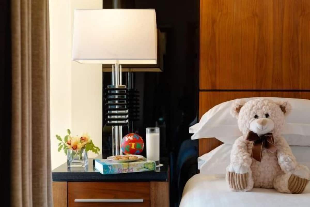Luxe beddengoed, een kluis op de kamer, een bureau