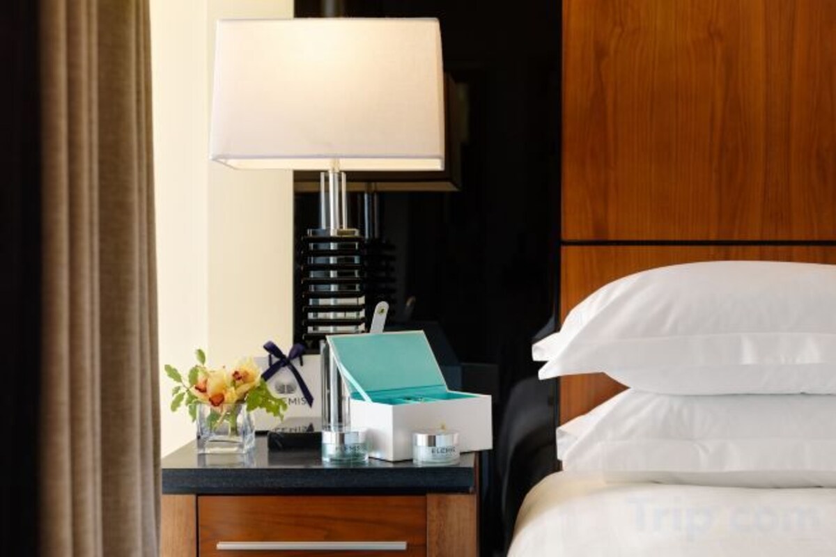Premium bedding, in-room safe, desk, blackout drapes