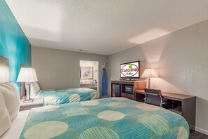 Escritorio, tabla de planchar con plancha, wifi gratis y ropa de cama