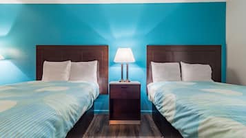 Escritorio, tabla de planchar con plancha, wifi gratis y ropa de cama