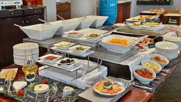 Desayuno buffet diario (ZAR 240 por persona)