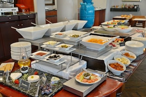 Daily buffet breakfast (ZAR 220 per person)