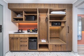 Refrigerador, microondas, cafetera de espresso y cafetera y tetera