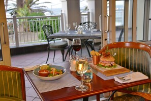 Couples’ dining - Courtyard Hotel Gqeberha (Gqeberha (Port Elizabeth))