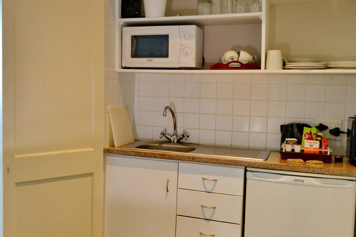 fridge, microwave, espresso maker, coffee/tea maker