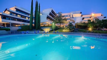 Sæsonbestemt udendørs pool, parasoller, liggestole