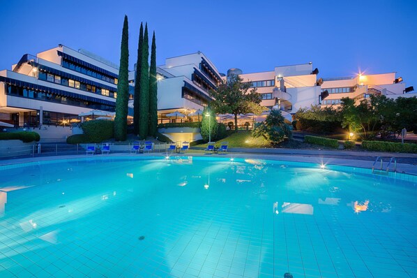 Seasonal outdoor pool, pool umbrellas, sun loungers