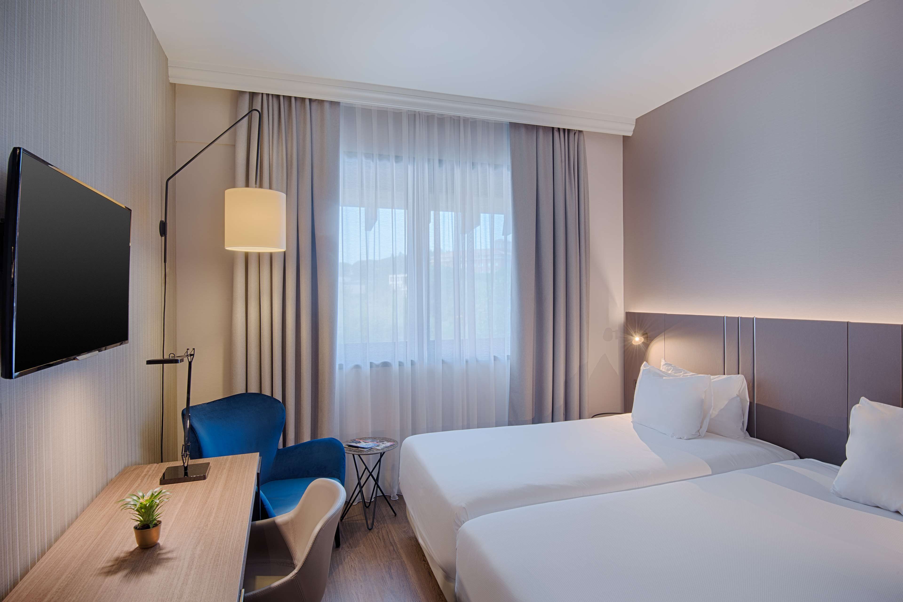 Minibar, coffres-forts dans les chambres, bureau, rideaux occultants