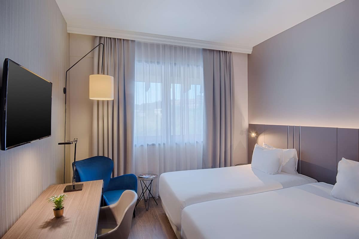 Minibar, coffres-forts dans les chambres, bureau, rideaux occultants