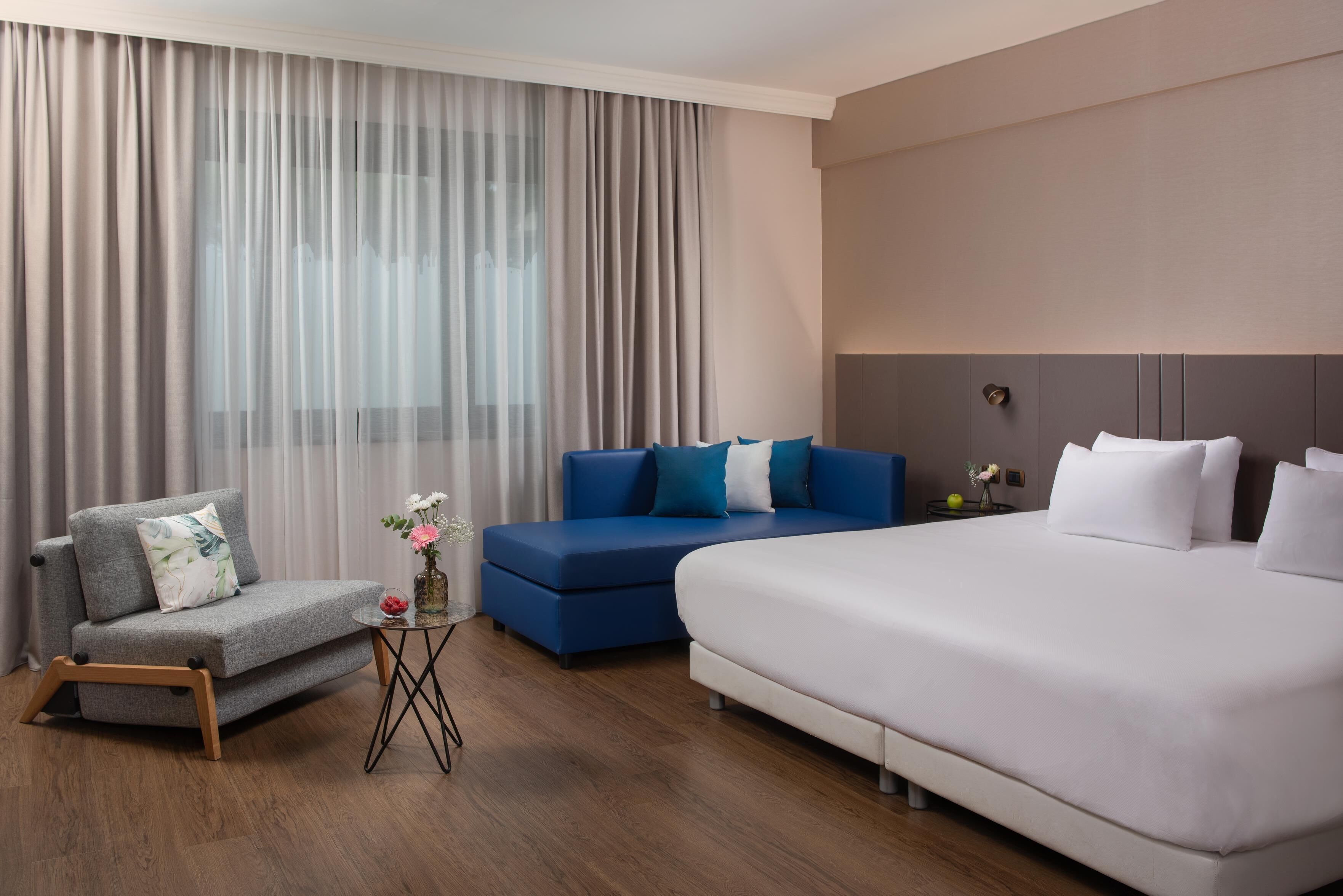 Minibar, coffres-forts dans les chambres, bureau, rideaux occultants