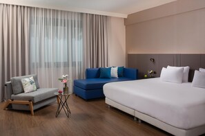 ميني بار وخزنة داخل الغرفة ومكتب وستائر تعتيم