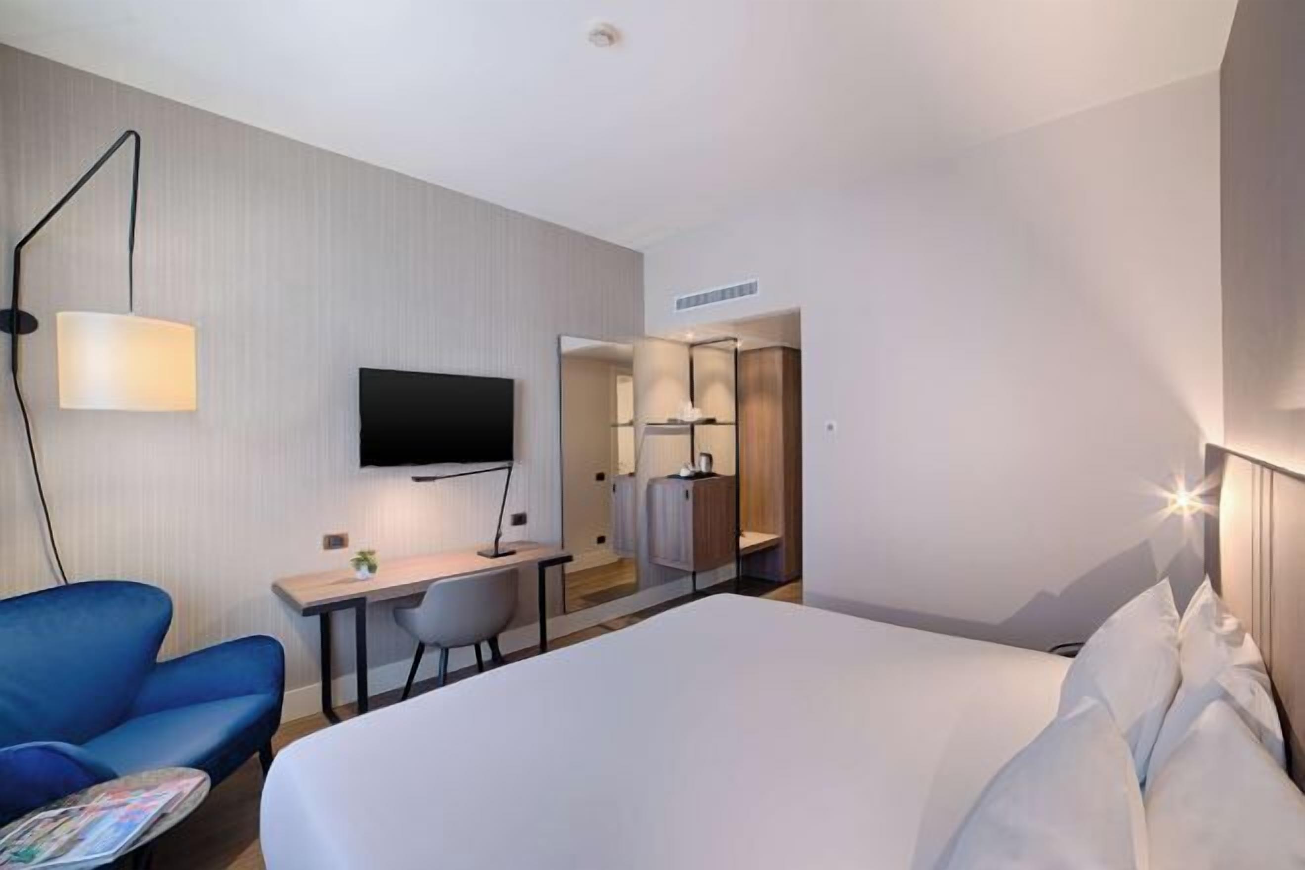 Minibar, Zimmersafe, Schreibtisch, Verdunkelungsvorhänge