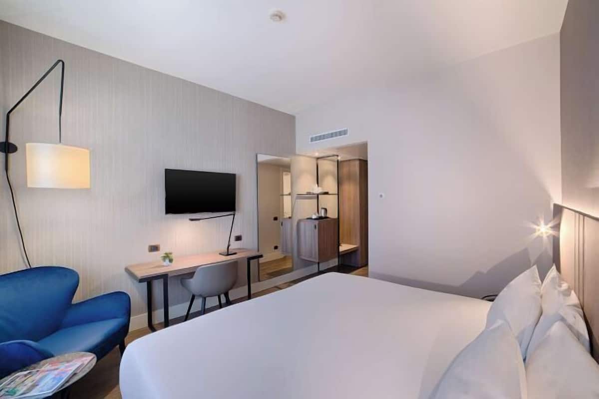 Minibar, in-room safe, desk, blackout drapes