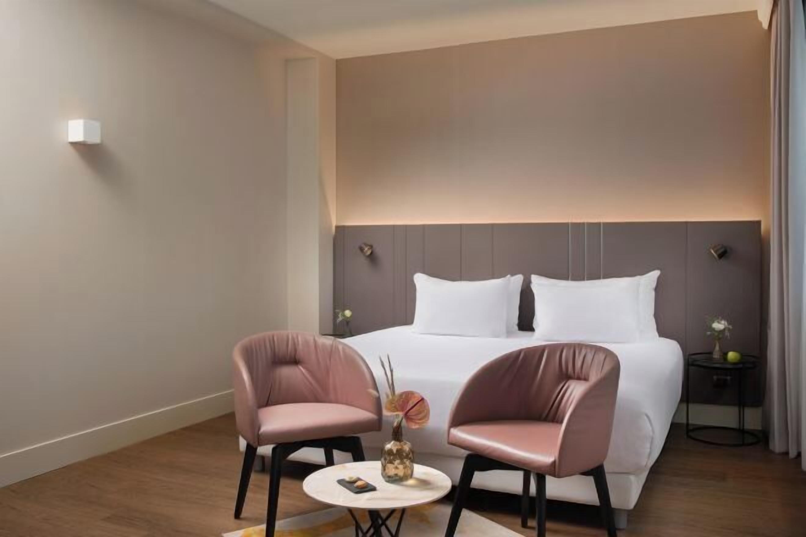 迷你吧、客房内保险箱、办公桌、遮光窗帘