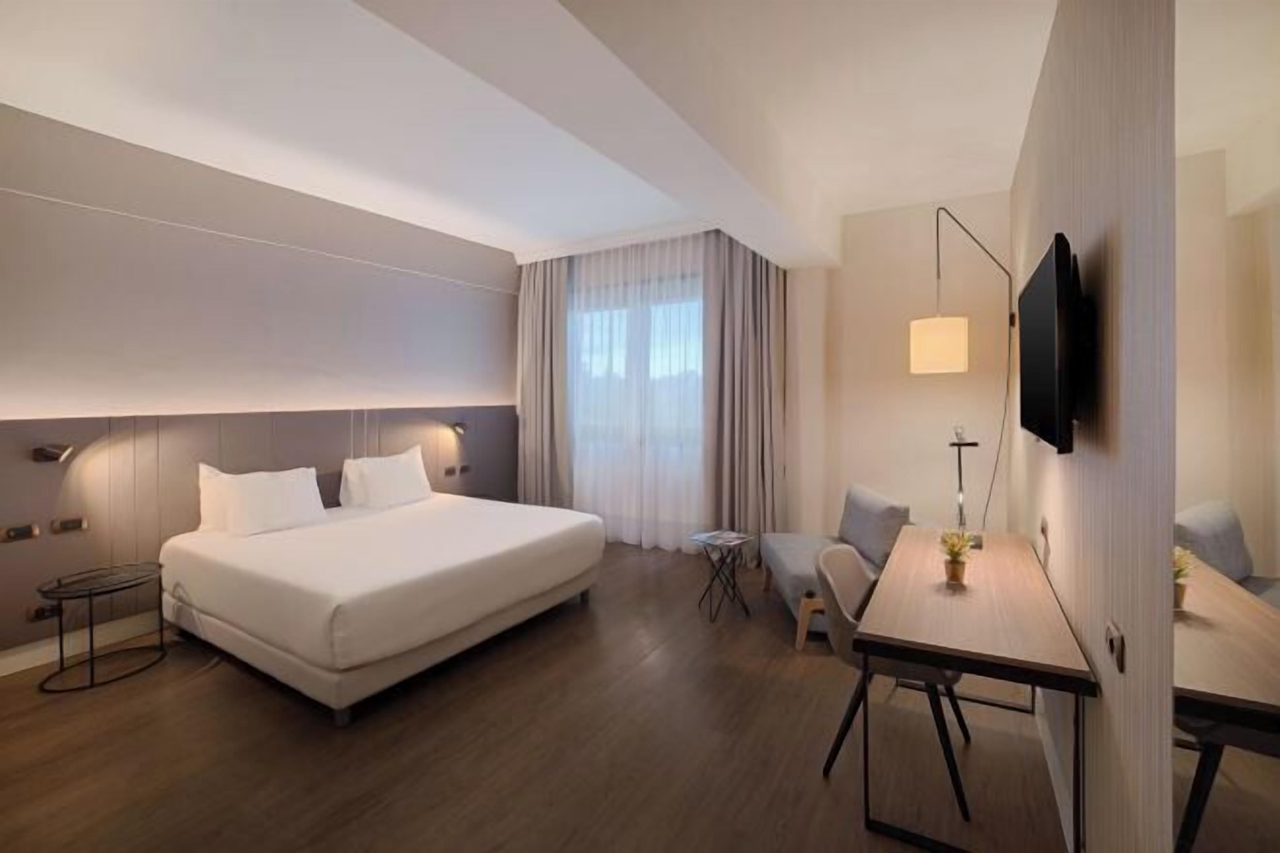 Minibar, Zimmersafe, Schreibtisch, Verdunkelungsvorhänge