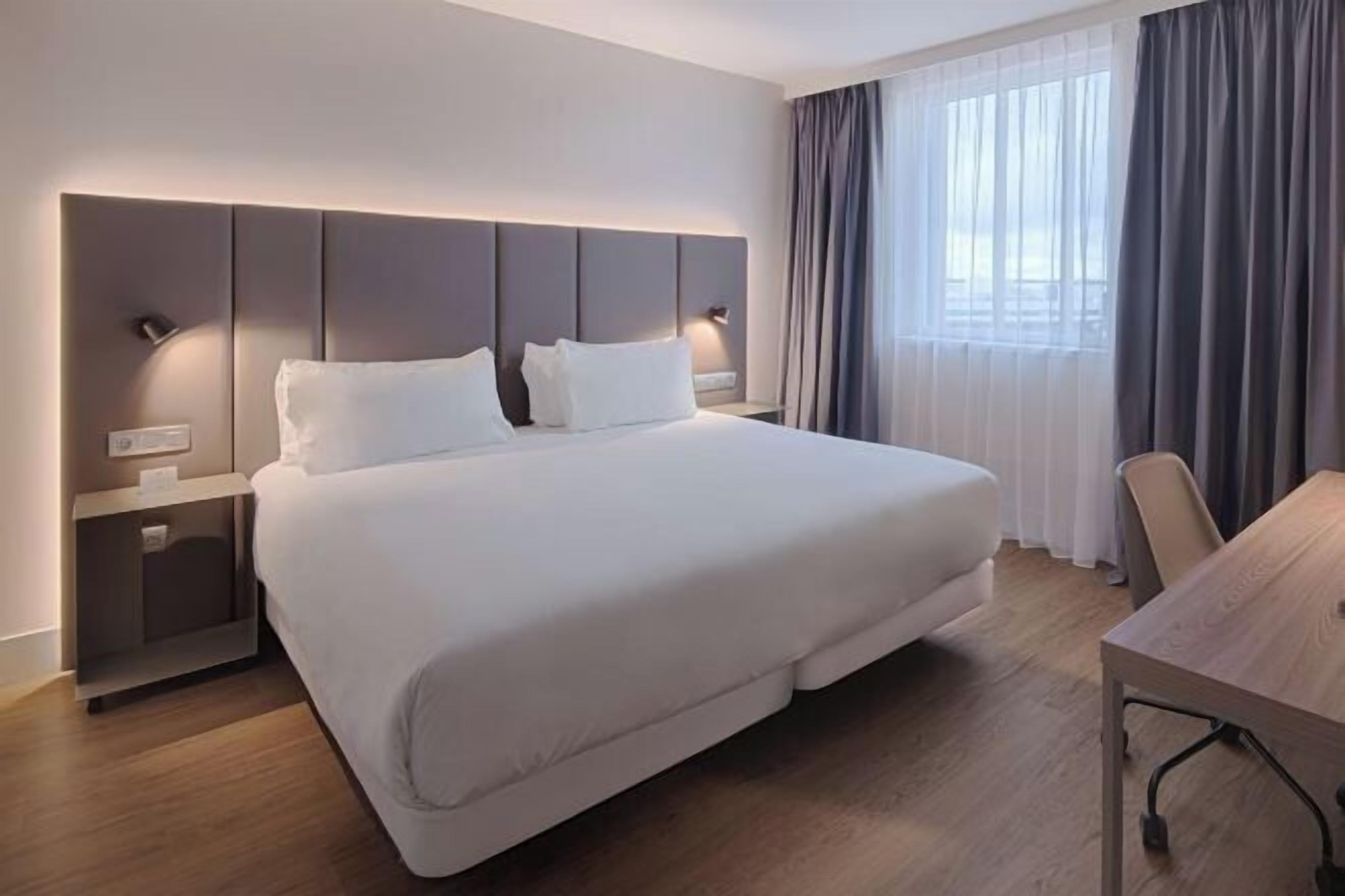 Minibar, Zimmersafe, Schreibtisch, Verdunkelungsvorhänge