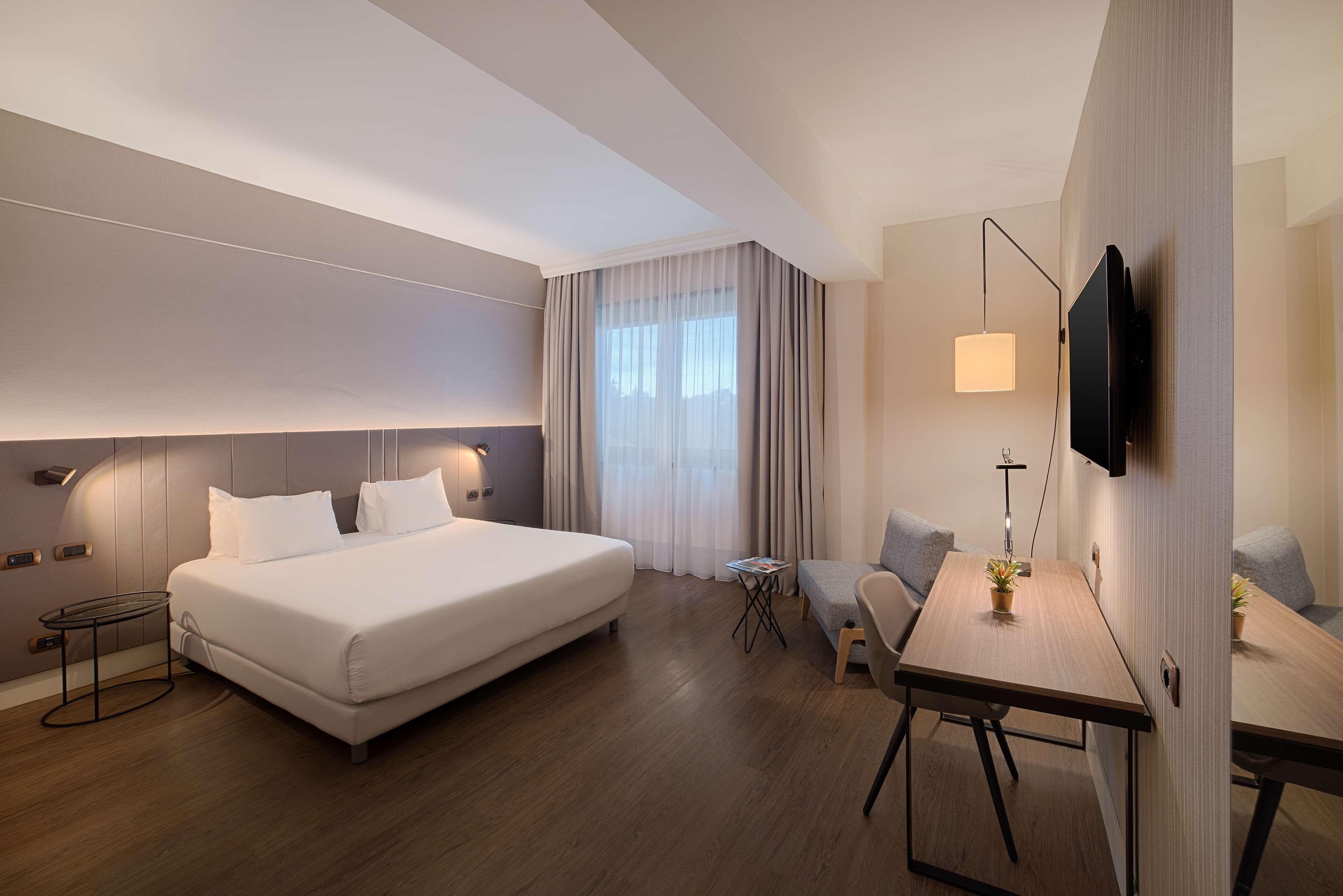 Habitación superior (Extra Large) | Minibar, caja de seguridad en la habitación y escritorio 