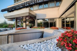 Minibar, coffres-forts dans les chambres, bureau, rideaux occultants