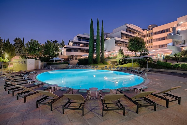 Piscine extérieure (ouverte en saison), parasols de plage