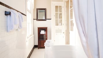 Deluxe 2 Bedroom Suite with Balcony: The William Bell (2nd Floor) | Jetted tub