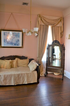 Deluxe Suite with Balcony: The Estelle (2nd Floor) | Literie de qualité, décor unique, ameublement unique, bureau