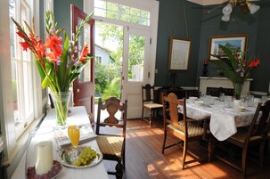 Desayuno a la carta los fines de semana (USD 1 por persona)