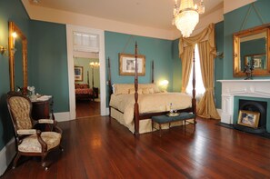 Deluxe Suite with Balcony: The Estelle (2nd Floor) | Literie de qualité, décor unique, ameublement unique, bureau