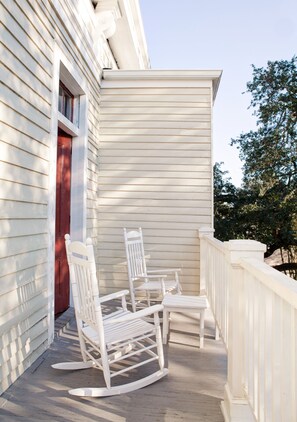 Deluxe 2 Bedroom Suite with Balcony: The William Bell (2nd Floor) | Balcon