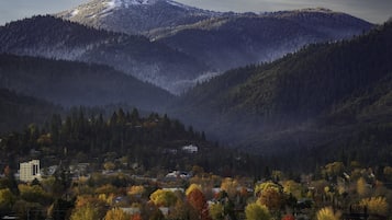 Un paysage montagneux avec une ville située dans la vallée.