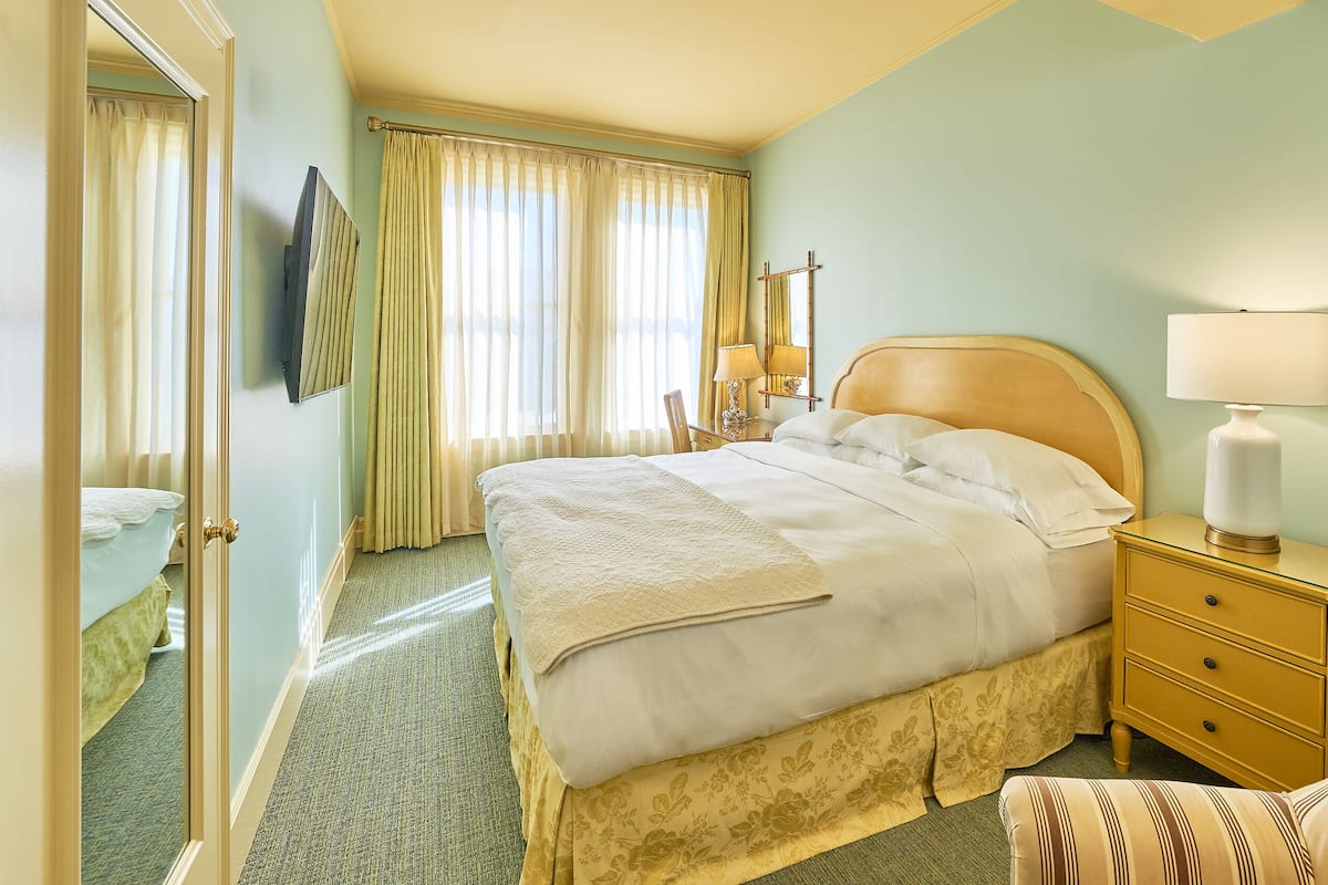 Traditional Room, 1 King Bed | Frette Italian sheets, premium bedding, down comforters, pillowtop beds