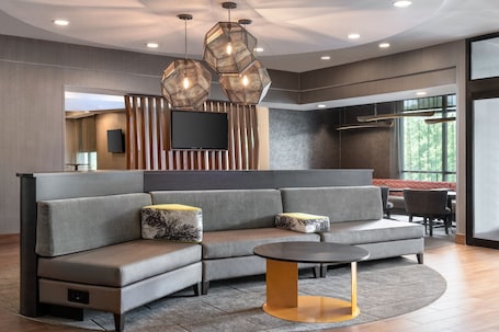 Lobby. SpringHill Suites by Marriott West Mifflin