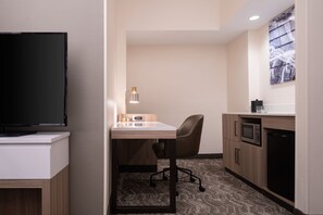 Desk, laptop workspace, blackout drapes, iron/ironing board - SpringHill Suites by Marriott West Mifflin (West Mifflin)