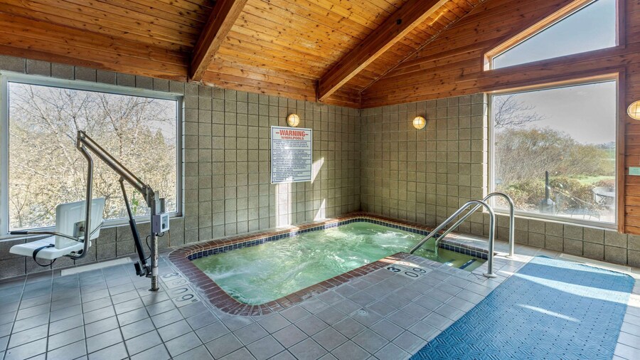 Comfort Inn & Suites Jackson - West Bend