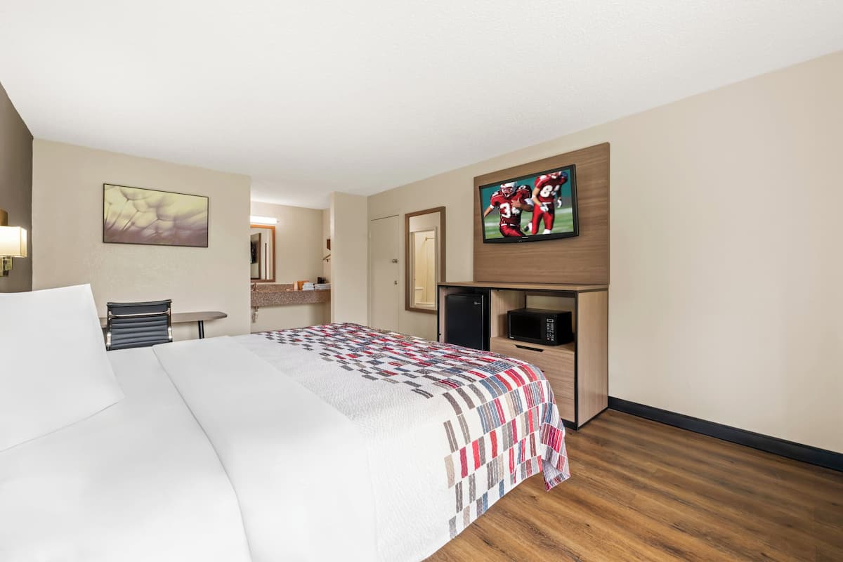Superior Room, 1 King Bed, Non Smoking | Blackout drapes, free cribs/infant beds, free WiFi, bed sheets