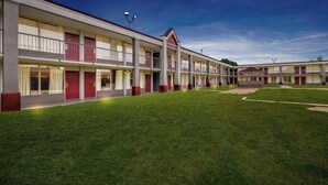 Un motel doté d’une cour intérieure, de plusieurs étages et d’un style architectural uniforme.